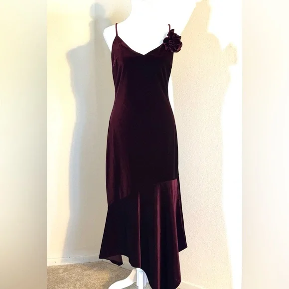 Steve Madden Women's Lucille Velvet Rosette Midi Red Wine Dress - Picture 3 of 6